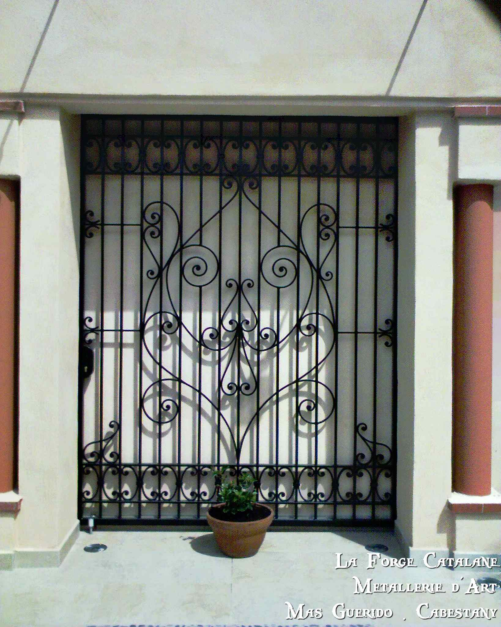 grille articulee barreaudages et motif volutes travail forge hotel lagune saint cyprien forge catalane 2.jpg